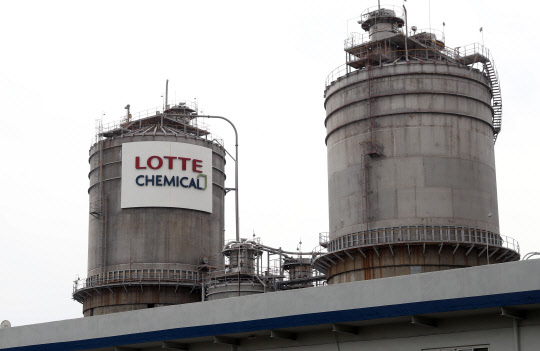 24일 오후 폭발 추정 화재가 발생한 울산시 남구 석유화학공단 롯데케미칼 울산1공장의 모습. 이날 화재로 9명의 근로자가 다쳐 병원으로 이송됐다.